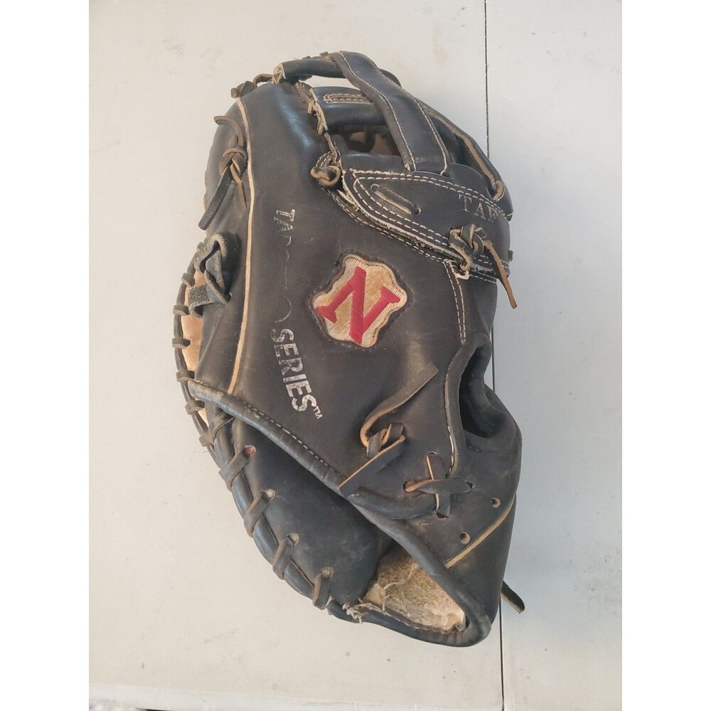 Neumann Firstbaseman Mitt Target Series Left-hand Throw Glove On Right Hand